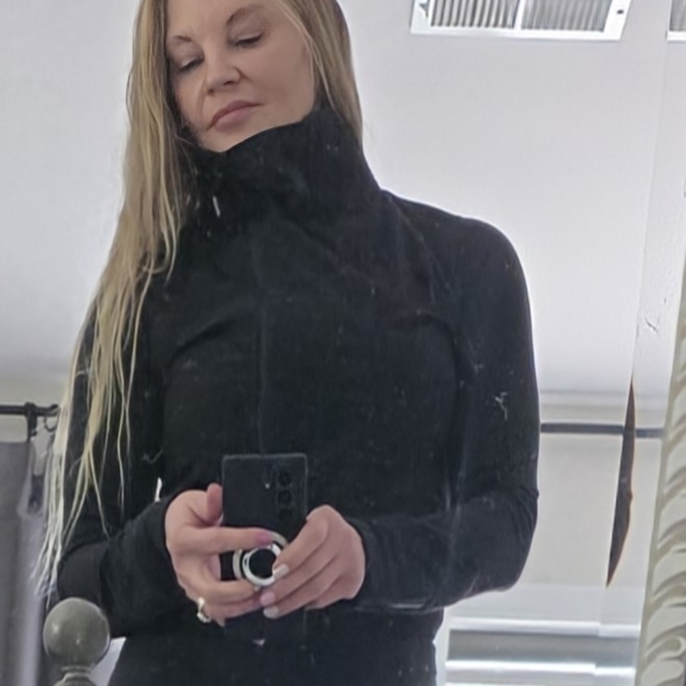 Women's Lululemon Cropped Black Jacket.  Rare Zippered Arms